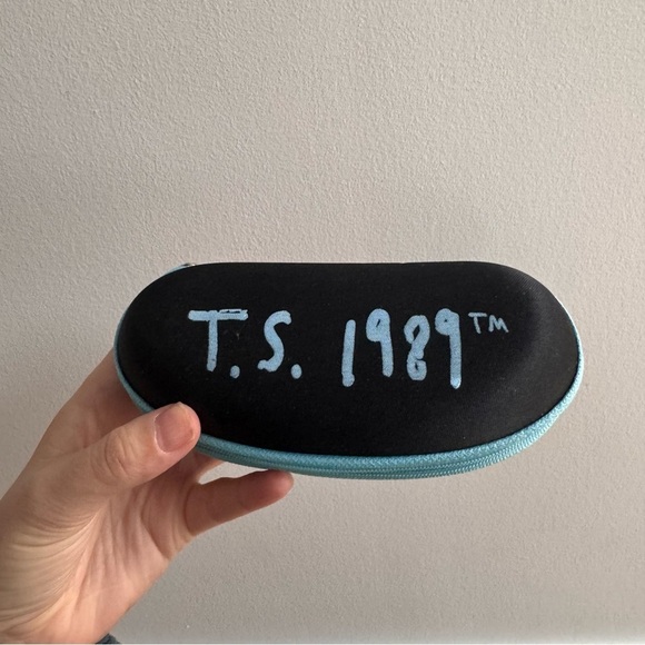 Black and Blue Taylor Swift 1989 sunglasses case - Picture 1 of 6